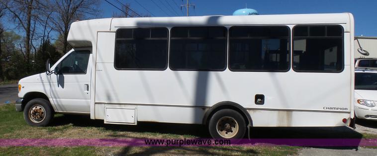 image for item L5489 2002 Ford 801 bus