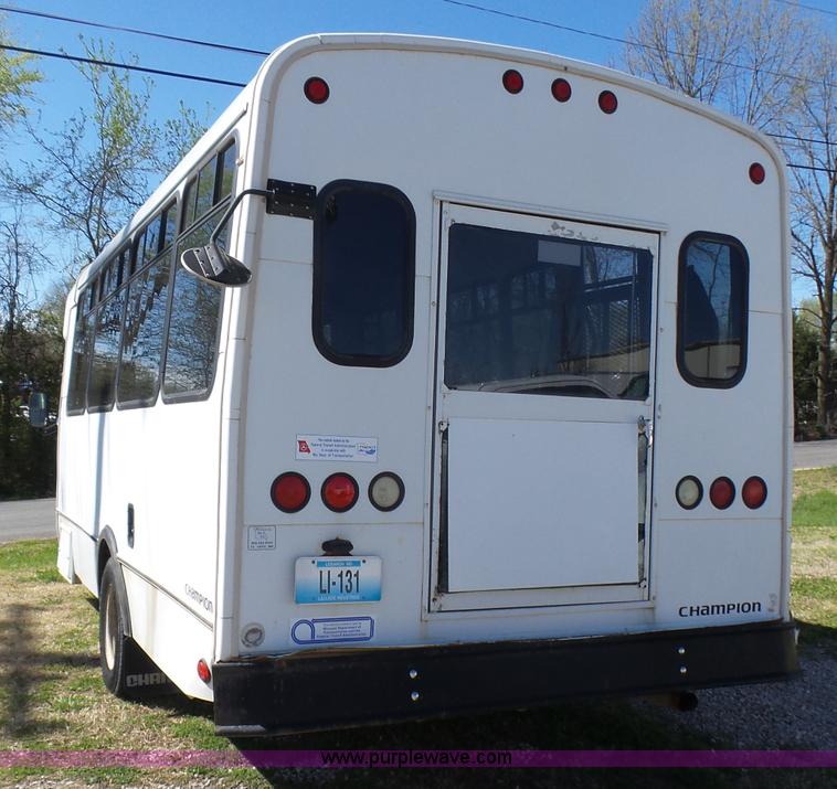 image for item L5489 2002 Ford 801 bus