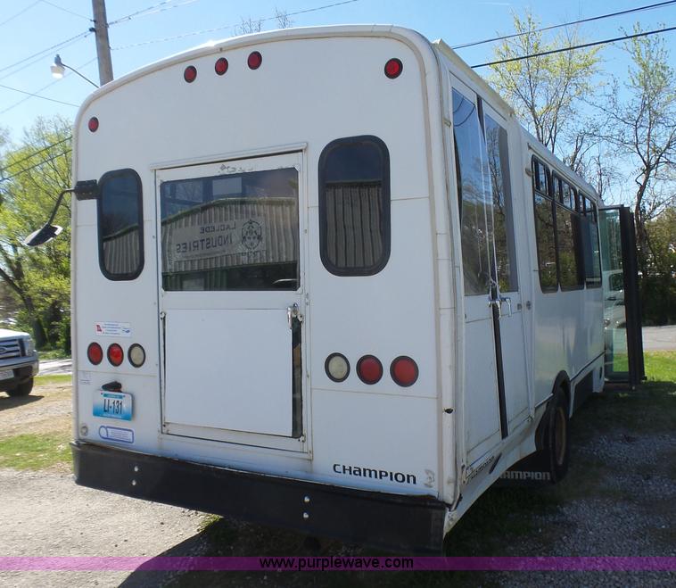 image for item L5489 2002 Ford 801 bus