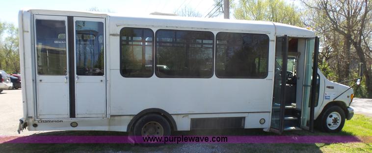 image for item L5489 2002 Ford 801 bus