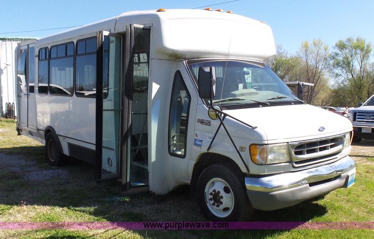 image for item L5489 2002 Ford 801 bus