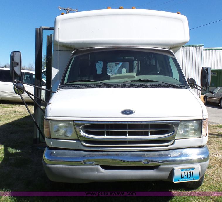 image for item L5489 2002 Ford 801 bus