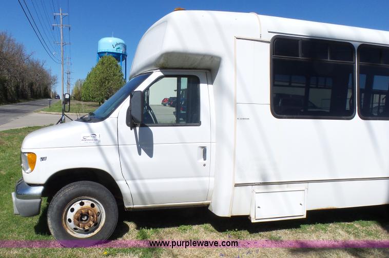 image for item L5489 2002 Ford 801 bus