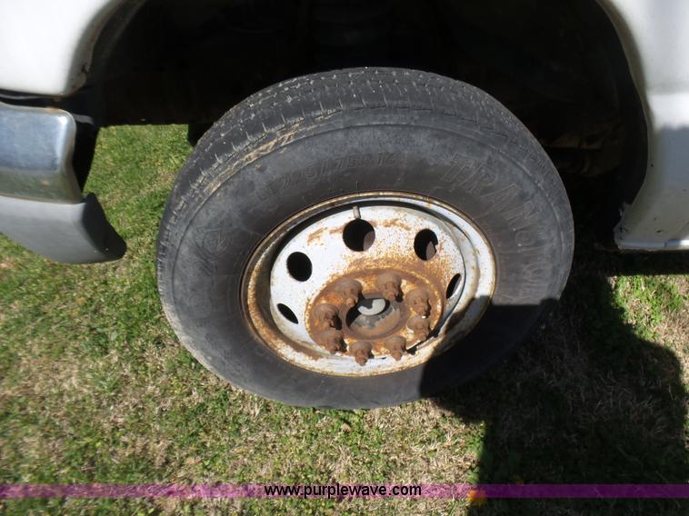 image for item L5489 2002 Ford 801 bus