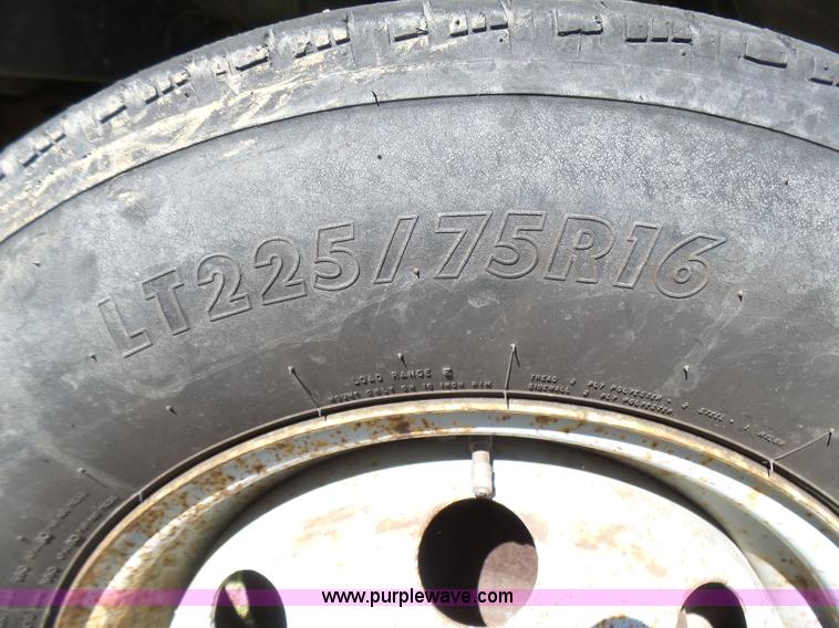 image for item L5489 2002 Ford 801 bus