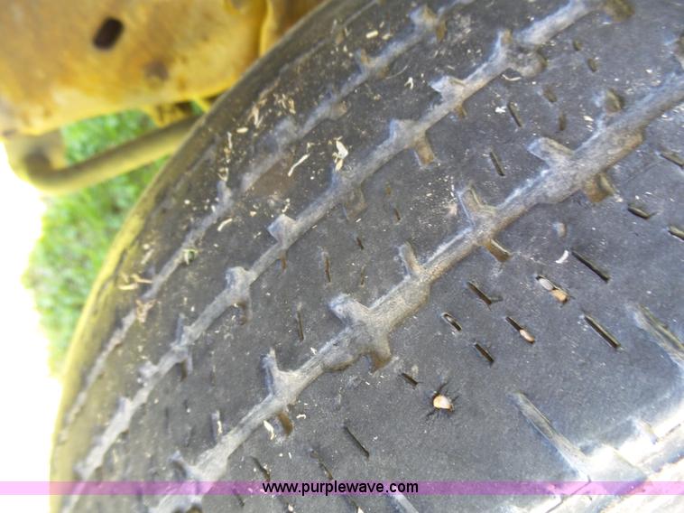 image for item L5489 2002 Ford 801 bus