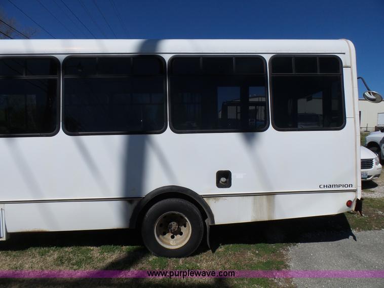 image for item L5489 2002 Ford 801 bus