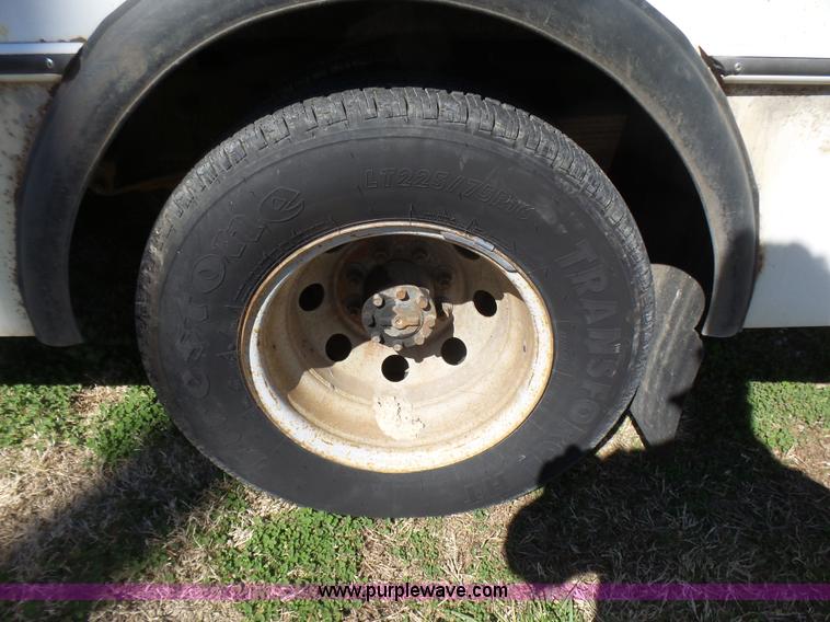 image for item L5489 2002 Ford 801 bus