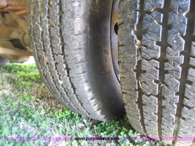 image for item L5489 2002 Ford 801 bus