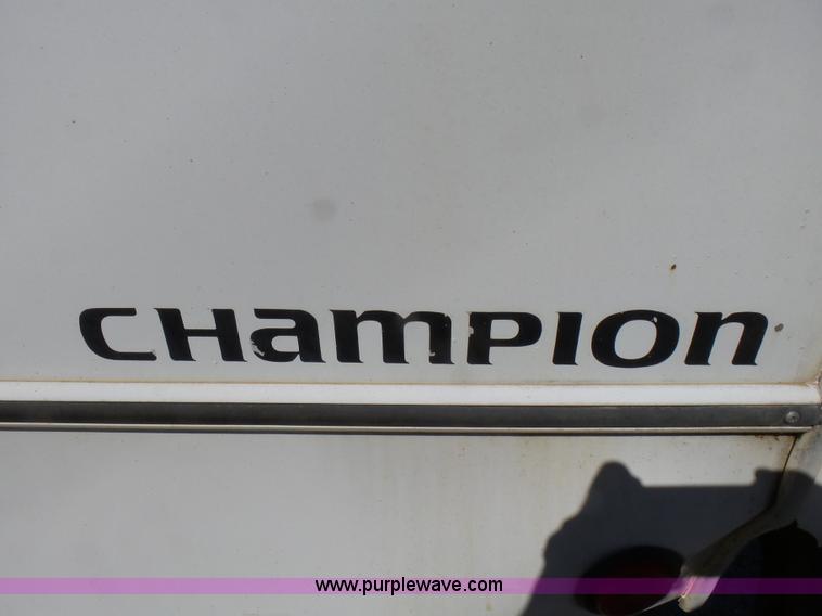 image for item L5489 2002 Ford 801 bus