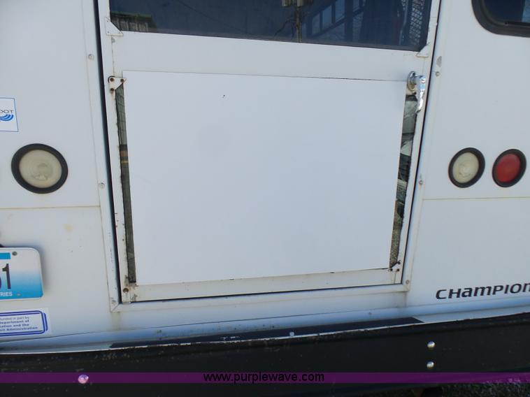 image for item L5489 2002 Ford 801 bus