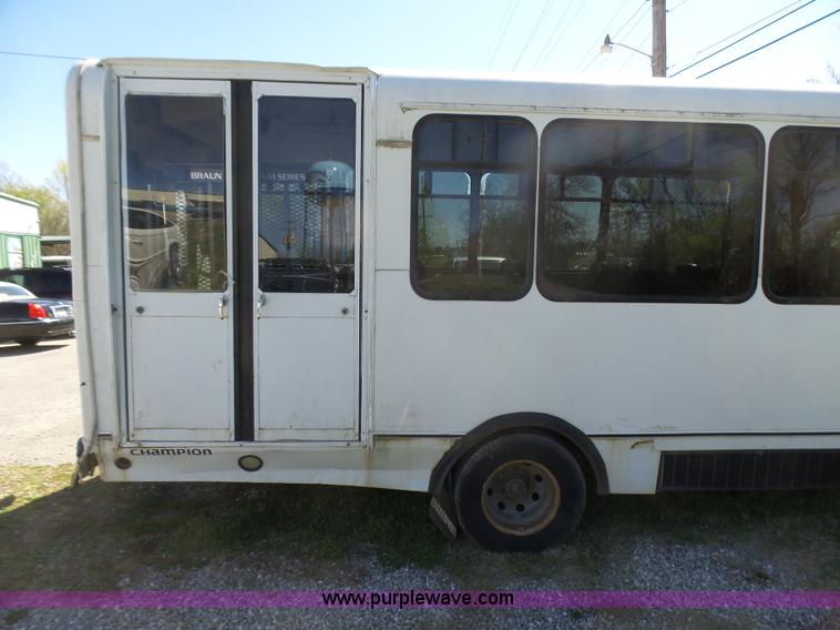 image for item L5489 2002 Ford 801 bus