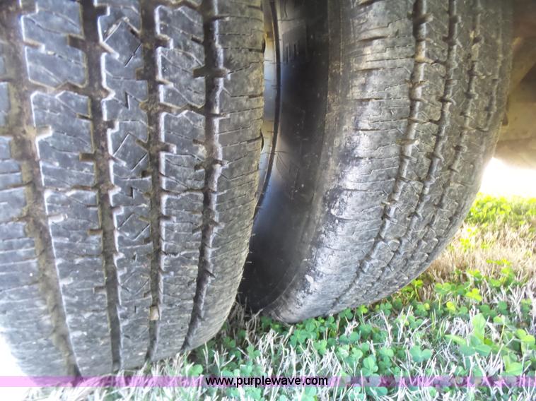 image for item L5489 2002 Ford 801 bus