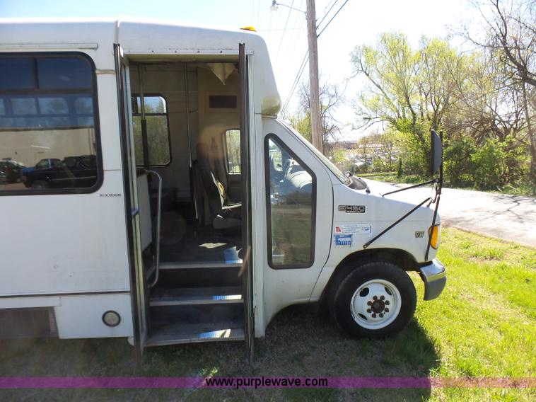 image for item L5489 2002 Ford 801 bus