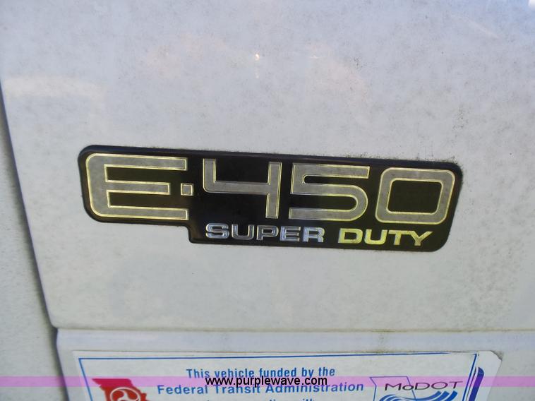 image for item L5489 2002 Ford 801 bus