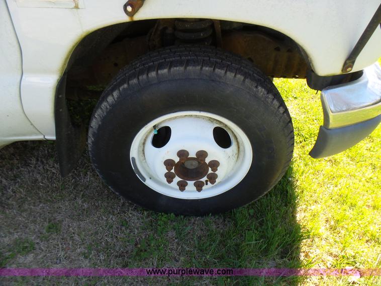 image for item L5489 2002 Ford 801 bus