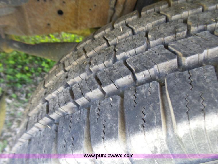 image for item L5489 2002 Ford 801 bus