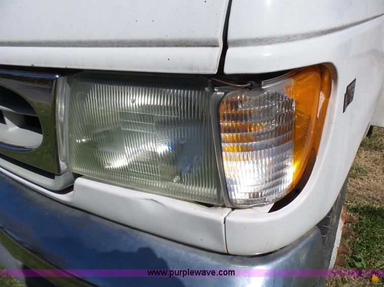 image for item L5489 2002 Ford 801 bus