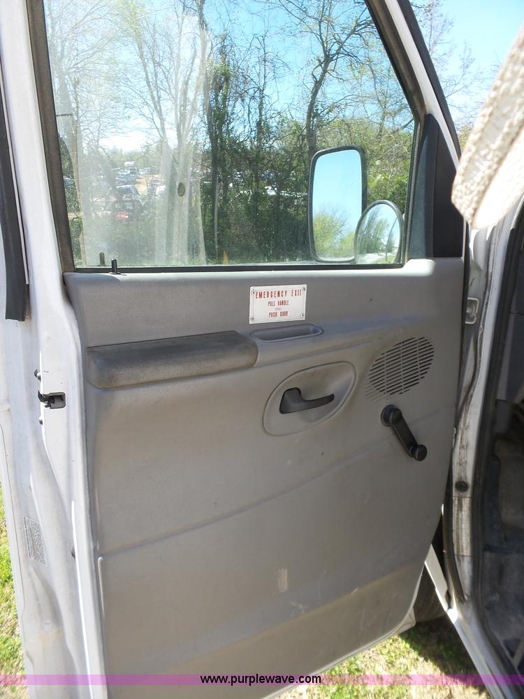 image for item L5489 2002 Ford 801 bus