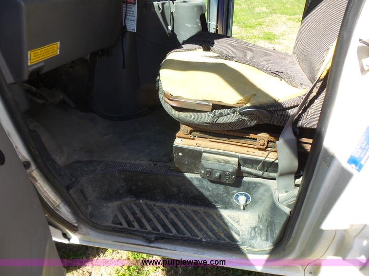 image for item L5489 2002 Ford 801 bus