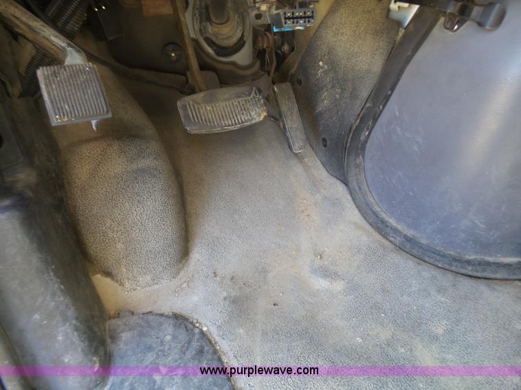 image for item L5489 2002 Ford 801 bus