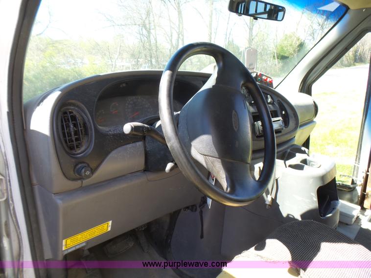 image for item L5489 2002 Ford 801 bus