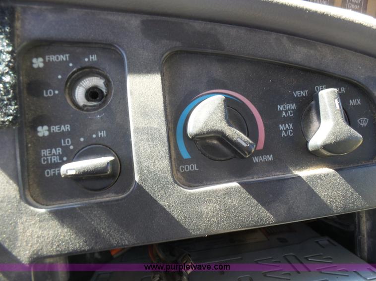 image for item L5489 2002 Ford 801 bus