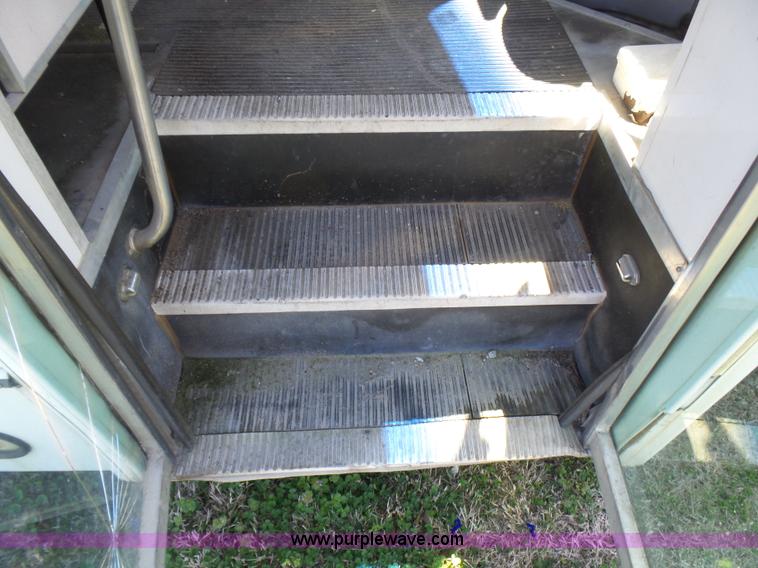 image for item L5489 2002 Ford 801 bus