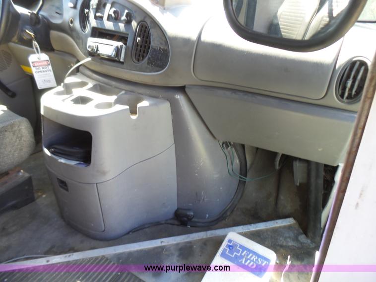 image for item L5489 2002 Ford 801 bus