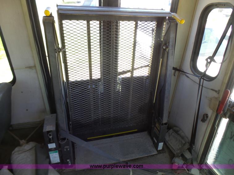 image for item L5489 2002 Ford 801 bus