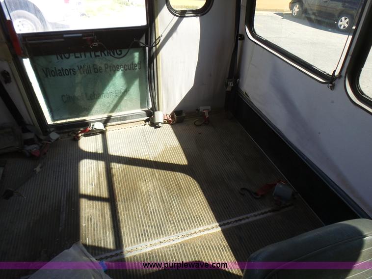 image for item L5489 2002 Ford 801 bus