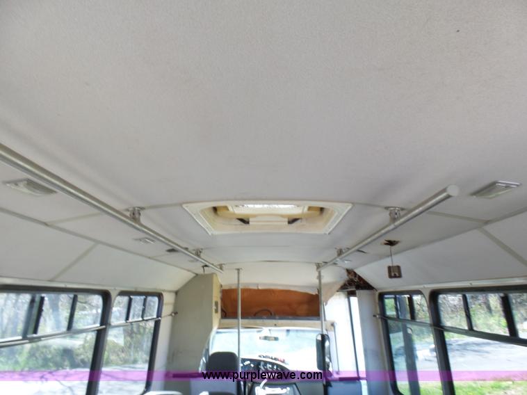 image for item L5489 2002 Ford 801 bus