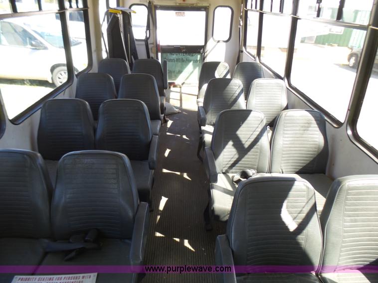 image for item L5489 2002 Ford 801 bus