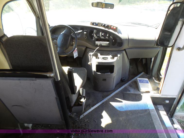 image for item L5489 2002 Ford 801 bus