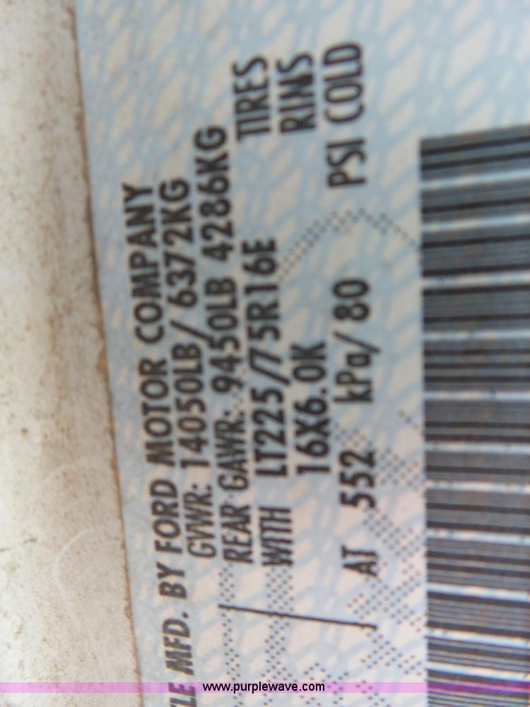 image for item L5489 2002 Ford 801 bus