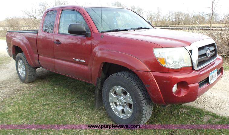 image for item L5660 2006 Toyota Tacoma SR5 Ext. Cab pickup truck