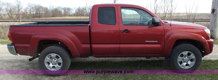 image for item L5660 2006 Toyota Tacoma SR5 Ext. Cab pickup truck