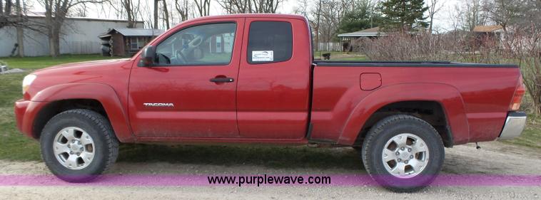 image for item L5660 2006 Toyota Tacoma SR5 Ext. Cab pickup truck