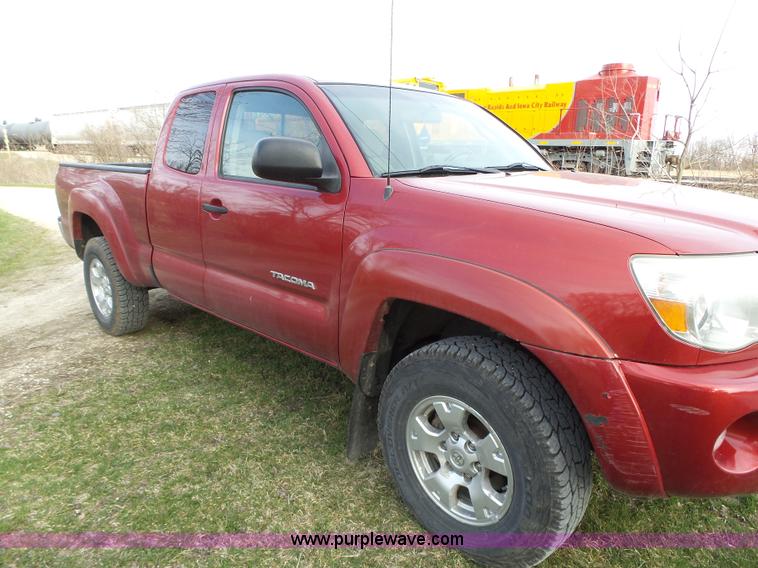 image for item L5660 2006 Toyota Tacoma SR5 Ext. Cab pickup truck