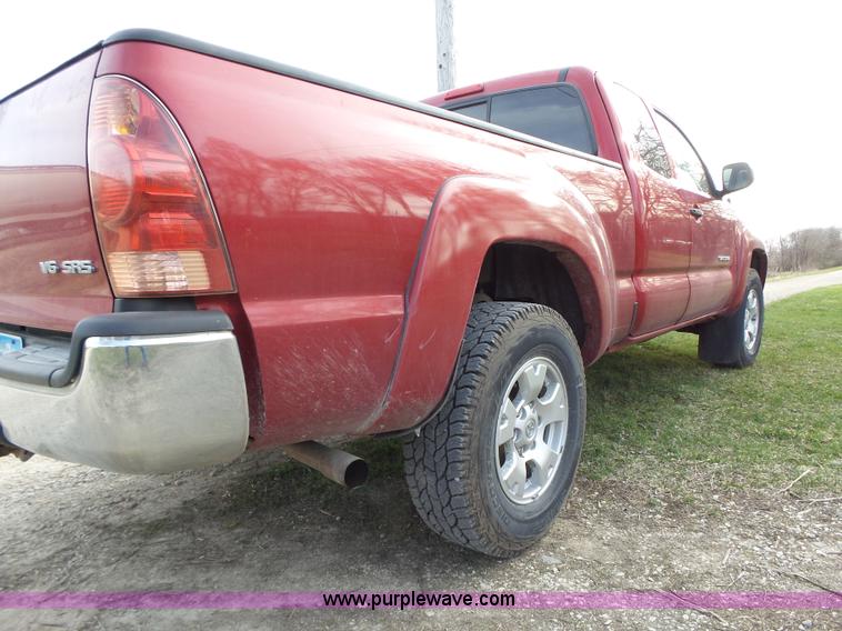 image for item L5660 2006 Toyota Tacoma SR5 Ext. Cab pickup truck