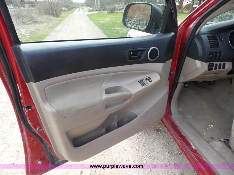 image for item L5660 2006 Toyota Tacoma SR5 Ext. Cab pickup truck