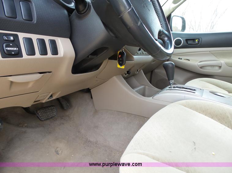 image for item L5660 2006 Toyota Tacoma SR5 Ext. Cab pickup truck