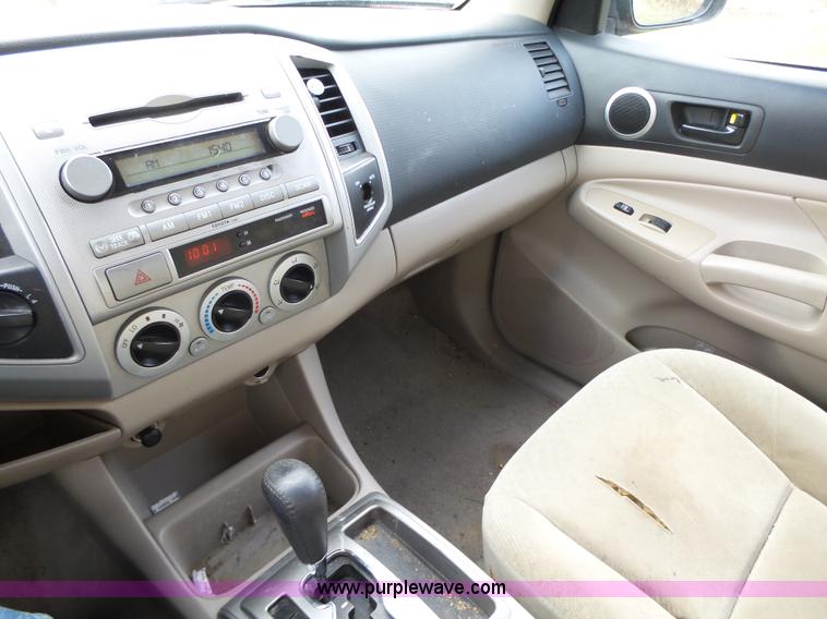 image for item L5660 2006 Toyota Tacoma SR5 Ext. Cab pickup truck