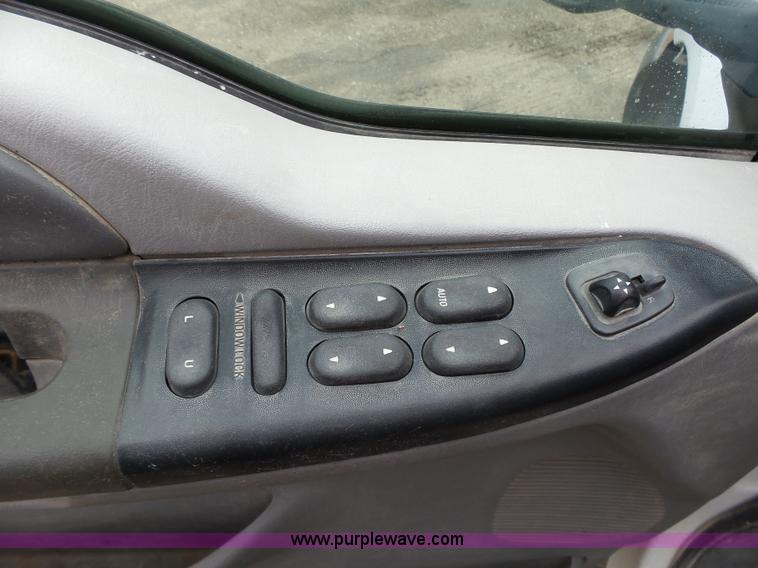 image for item L5690 1999 Ford F250 Super Duty XL Crew Cab flatbed pickup truck