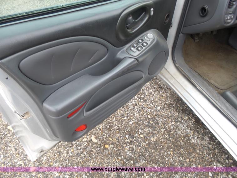 image for item L7473 2003 Pontiac Bonneville SE