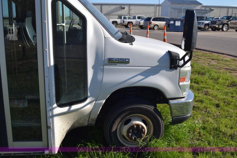 image for item BX9949 2008 Ford Eldorado E450 bus