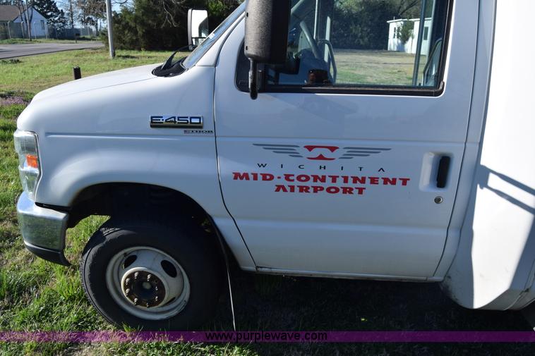 image for item BX9950 2011 Ford Eldorado E450 bus