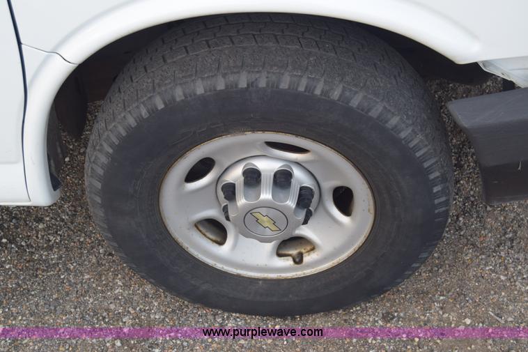 image for item L3752 2010 Chevrolet Express 2500 Cargo van