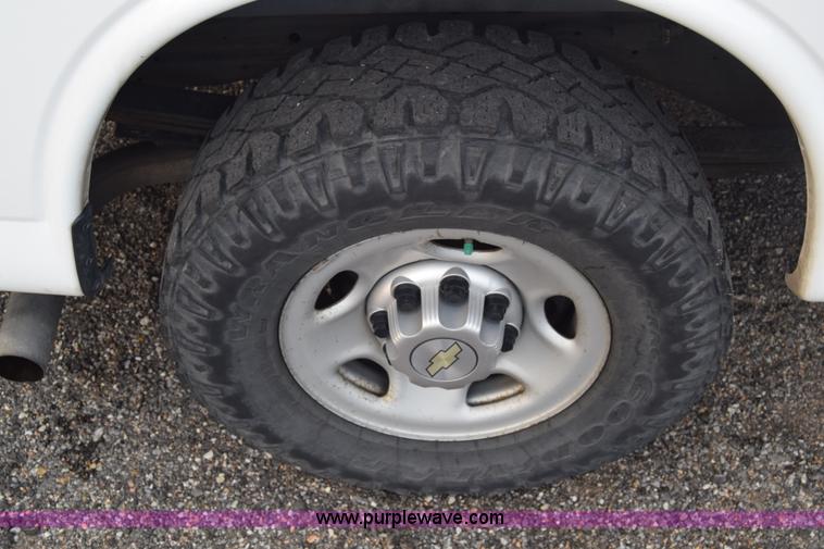 image for item L3752 2010 Chevrolet Express 2500 Cargo van