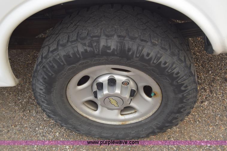 image for item L3752 2010 Chevrolet Express 2500 Cargo van